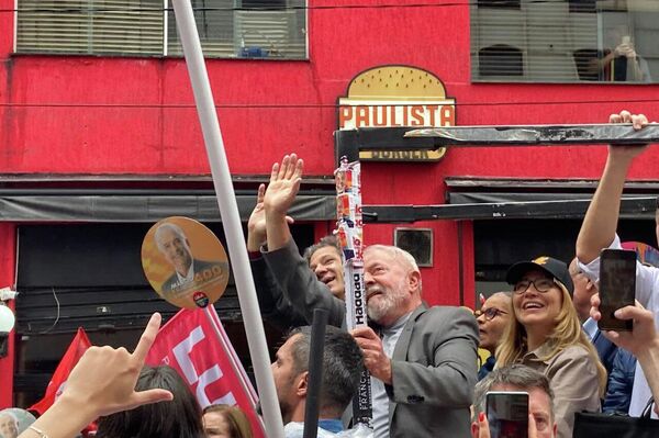 Una multitud acompaña a Lula da Silva en Sao Paulo en el último mitin antes de votar  - Sputnik Mundo