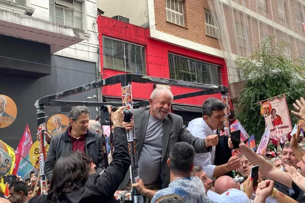 Una multitud acompaña a Lula da Silva en Sao Paulo en el último mitin antes de votar Una multitud acompaña a Lula da Silva en Sao Paulo en el último mitin antes de votar - Sputnik Mundo