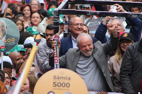 Una multitud acompaña a Lula da Silva en Sao Paulo en el último mitin antes de las elecciones Una multitud acompaña a Lula da Silva en Sao Paulo en el último mitin antes de las elecciones - Sputnik Mundo