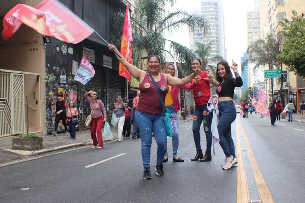 Una multitud acompaña a Lula da Silva en Sao Paulo en el último mitin antes de las elecciones - Sputnik Mundo