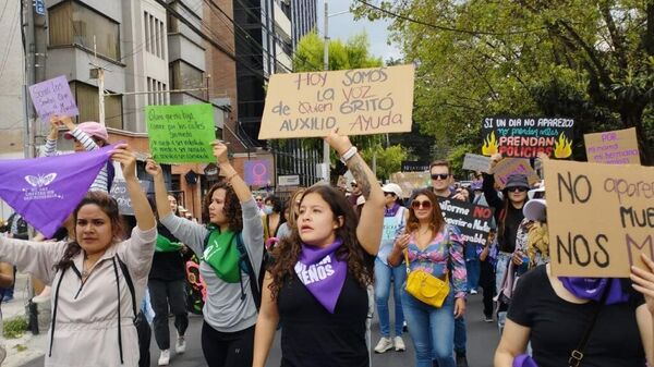 Marcha en Quito contra la violencia de género que este 2022 cobró la vida a más de 206 personas - Sputnik Mundo