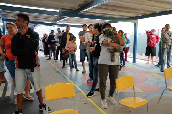 Los analistas ya califican las elecciones brasileñas como las más importantes de las últimas décadas, a pesar de la baja participación, récord para un país en el que la participación en las elecciones es obligatoria: 126 millones de los 156 millones de votantes. En la foto: una cola en un colegio electoral de Sao Paulo. - Sputnik Mundo