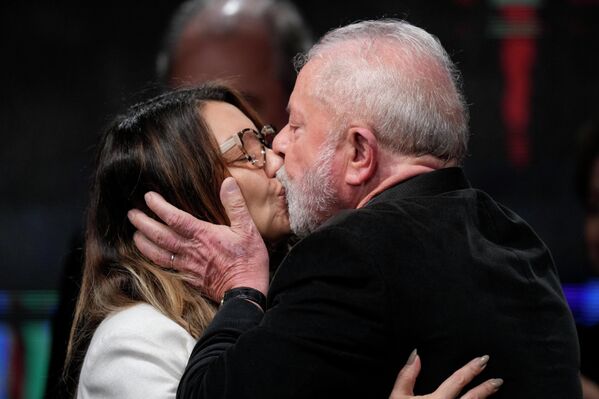 Lula da Silva fue presidente durante dos mandatos, de 2003 a 2010, y dejó el cargo con un índice de aprobación cercano al 90%. Sin embargo, el Partido de los Trabajadores, creado por él, se encontró entonces en el centro de los escándalos de corrupción y él mismo fue condenado por su participación en la operación Lava Jato, uno de los mayores casos de soborno de Brasil. En la foto: Lula da Silva y su esposa Rosangela tras el cierre de las urnas en Sao Paulo. - Sputnik Mundo