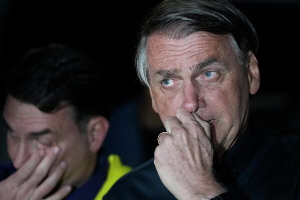 El presidente en ejercicio, Jair Bolsonaro, se apoya en los cristianos evangélicos y en las élites blancas. Justificando su apodo de 'Trump tropical', copió elementos de la campaña de Donald Trump. Bolsonaro restó importancia al COVID-19, cuestionó los problemas del cambio climático y amenazó con algún tipo de acción si no estaba de acuerdo con los resultados electorales. En la foto: Jair Bolsonaro durante una rueda de prensa en Brasilia tras el cierre de las urnas. - Sputnik Mundo