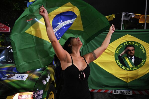 Bolsonaro, que recibió el apoyo del sureste del país con los populosos estados de Sao Paulo y Río de Janeiro, calificó la elección en sí misma como "una batalla entre la derecha cristiana honesta y los herejes malvados y corruptos de la izquierda", afirmando que Lula cerraría las iglesias si era elegido presidente. En la foto: un partidario de Jair Bolsonaro durante el recuento de votos en Río de Janeiro. - Sputnik Mundo