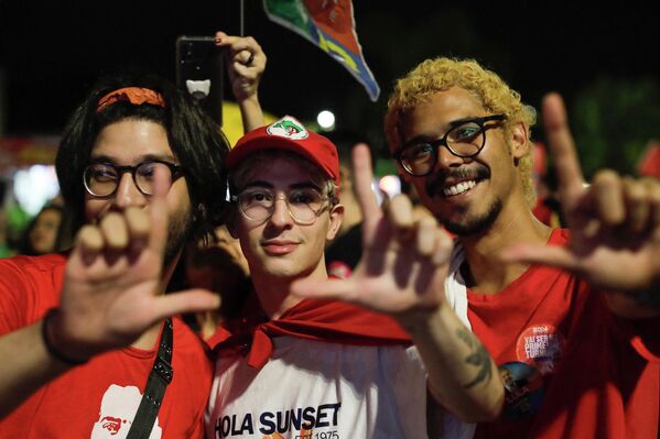 Activistas ambientales y representantes de los pueblos indígenas de Brasil esperan que Lula detenga la ofensiva amazónica que se desplegó bajo el mandato de Bolsonaro. En materia de política exterior, Lula da Silva pretende intensificar las relaciones con los vecinos latinoamericanos y, según los expertos, reforzar la asociación de Brasil con Rusia y los Estados miembros de los BRICS, creado en 2006 con su participación directa. En la foto: partidarios de Lula da Silva en Brasilia durante el recuento de votos. - Sputnik Mundo