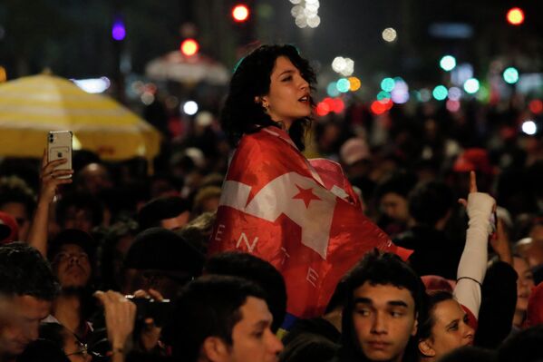 La segunda vuelta de las elecciones presidenciales en Brasil se celebrará el 30 de octubre. En la foto: un partidario de Lula da Silva en Sao Paulo durante el recuento de votos. - Sputnik Mundo