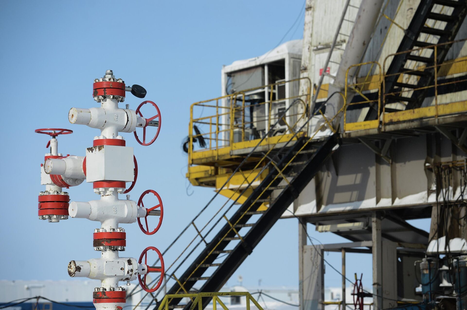 Un equipo de perforación en la plataforma nº 7 del yacimiento de Suzúnskoye, en la región rusa de Krasnoyarsk - Sputnik Mundo, 1920, 04.10.2022