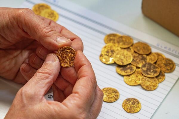 Monedas de oro sólido encontradas de la época bizantina en Isarel Monedas de oro sólido encontradas de la época bizantina en Isarel - Sputnik Mundo
