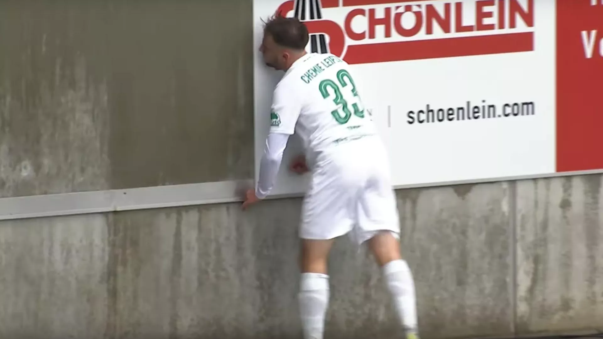 Denis Jäpel choca conta un muro