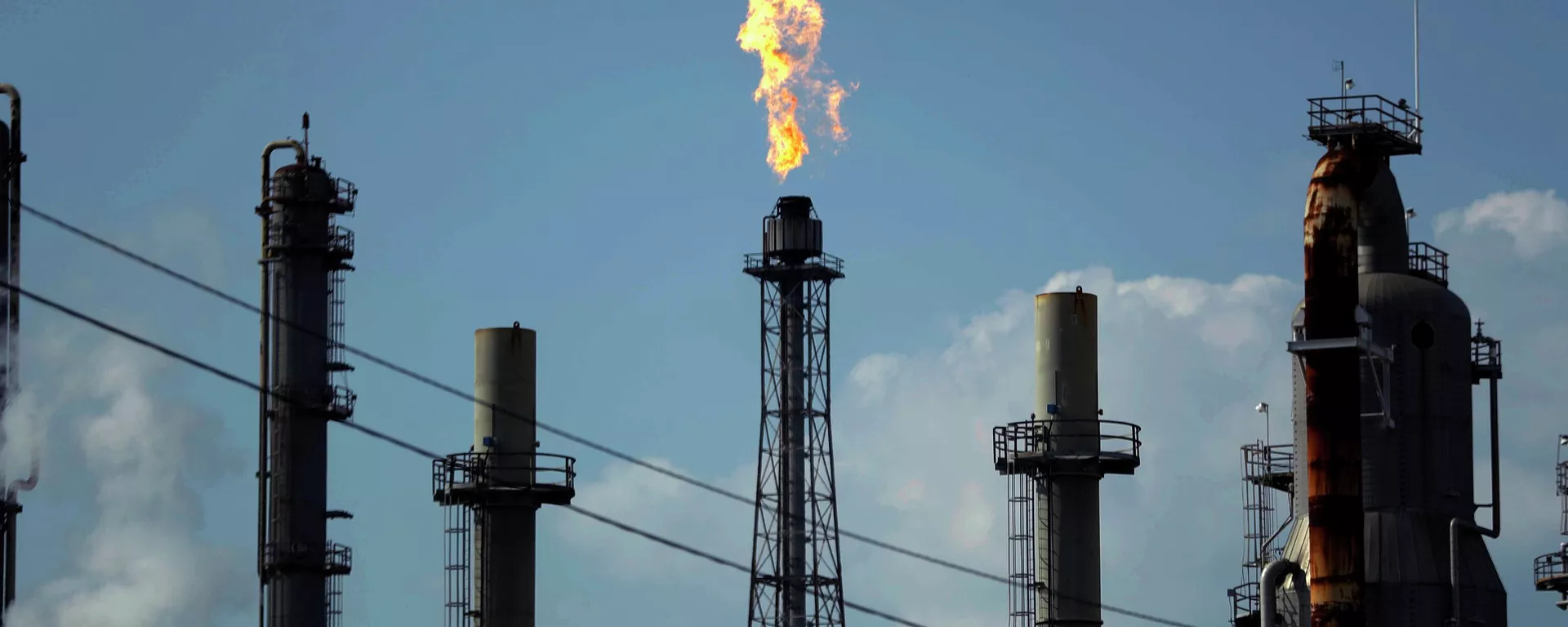 Una refinería de petróleo  - Sputnik Mundo, 1920, 31.10.2022
