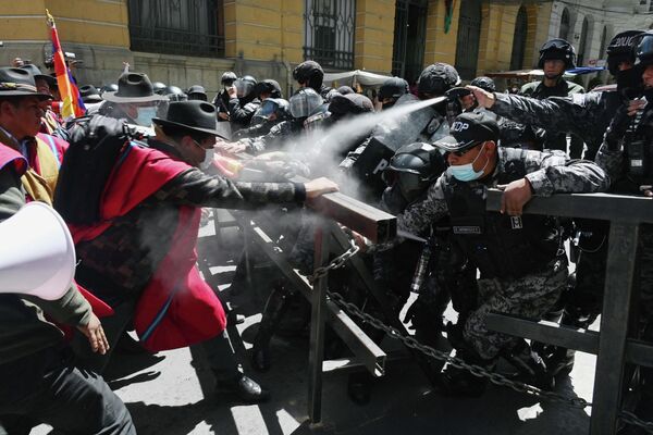 Miembros del movimiento indígena Ponchos Rojos de la provincia de Omasuyos se enfrentan a las fuerzas especiales de la Policía en La Paz, Bolivia. Los Ponchos Rojos, aliados políticos del partido gobernante Movimiento Al Socialismo, organizaron una marcha desde ciudad de El Alto hasta la ciudad de La Paz para exigir al Gobierno que cumpla sus promesas. - Sputnik Mundo