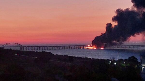 Un incendio provoca el cierre del puente de Crimea - Sputnik Mundo