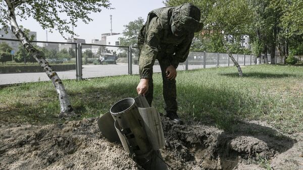 Un militar ruso en la ciudad de Energodar, Zaporozhie - Sputnik Mundo