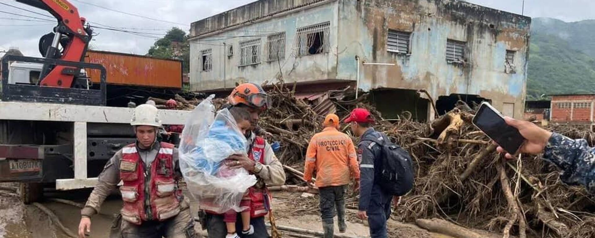 Rescatistas trabajan en Tejerías, tras fuertes lluvias en Venezuela - Sputnik Mundo, 1920, 09.10.2022