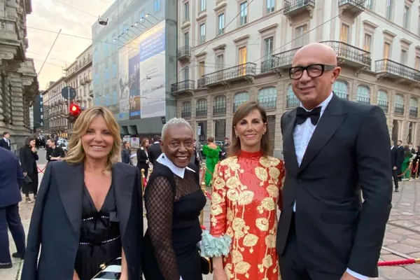 Gabriela Bordabehre junto a representantes de la marca Gucci. Gabriela Bordabehre junto a representantes de la marca Gucci. - Sputnik Mundo