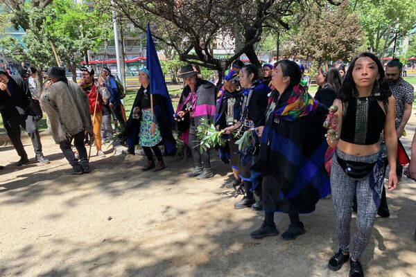 Cientos de personas se movilizaron por el Día de la Resistencia mapuche en Chile - Sputnik Mundo