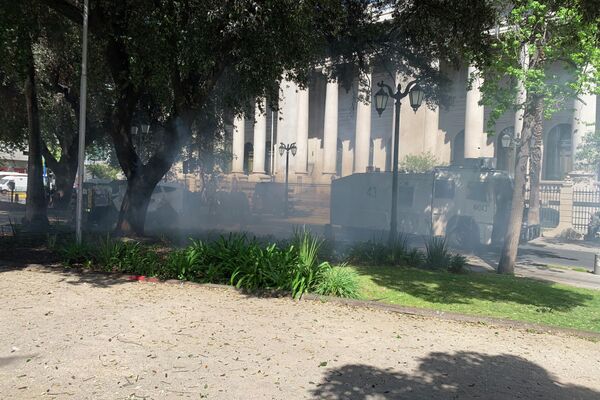 Coches de Carabineros de Chile lanzaron gases sobre la multitud - Sputnik Mundo