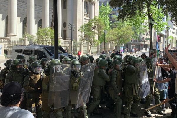 Carabineros arremeten contra los manifestantes  - Sputnik Mundo