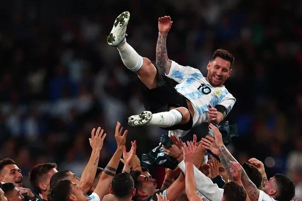 La clasificación la encabeza Lionel Messi, de 35 años, capitán de la selección argentina, que actualmente juega en el club parisino PSG. Messi posee 56 récords deportivos, incluidos siete Balones de Oro y seis Botas de Oro. Marcó más de 800 goles en su carrera, 672 de ellos con el FC Barcelona. - Sputnik Mundo