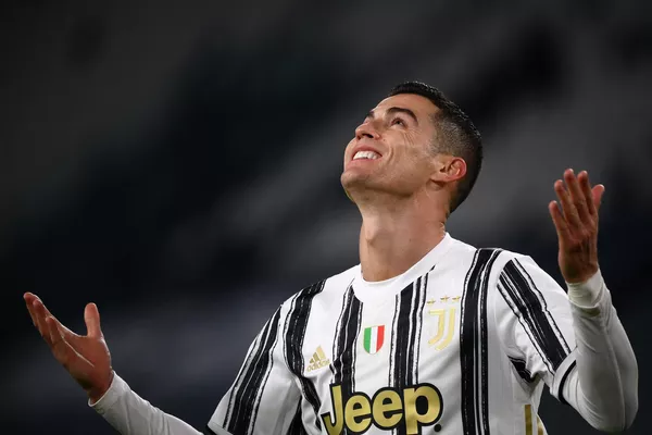 Cristiano Ronaldo, de 37 años, capitán y máximo goleador de Portugal, es el tercero en la lista. Ronaldo es cuatro veces ganador de la Bota de Oro y cinco veces ganador del Balón de Oro. Es el primer europeo en marcar más de 100 goles en la selección nacional. Juega en el club inglés Manchester United. - Sputnik Mundo