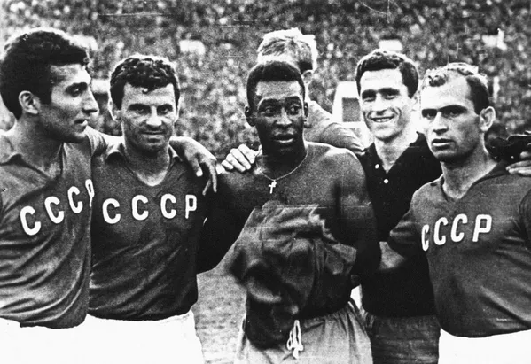 En cuarto lugar se encuentra el legendario brasileño Pelé, al que se le atribuye el récord de cantidad de récords. Por ejemplo, es el único futbolista que marcó 8 goles en un solo partido y el único que ganó tres campeonatos del mundo. Por su fenomenal velocidad, Pelé recibió el apodo de Rayo brasileño. En total, durante su carrera de 21 años, marcó 1.389 goles. El 21 de octubre, Pelé cumplirá 82 años. - Sputnik Mundo
