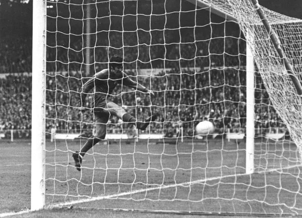 En séptimo lugar se encuentra el futbolista norirlandés George Best (1946 - 2005), un centrocampista reconocido como uno de los mejores jugadores de la historia del fútbol. Comenzó su carrera en el Manchester United y se convirtió en uno de los jugadores clave del club. Jugó en el equipo durante 11 años: 470 partidos y 179 goles. En 1999, la revista World Soccer lo situó en el octavo puesto de su lista de los 100 mejores jugadores del siglo XX. Fue incluido en el Salón de la Fama del Fútbol Inglés en 2002. - Sputnik Mundo