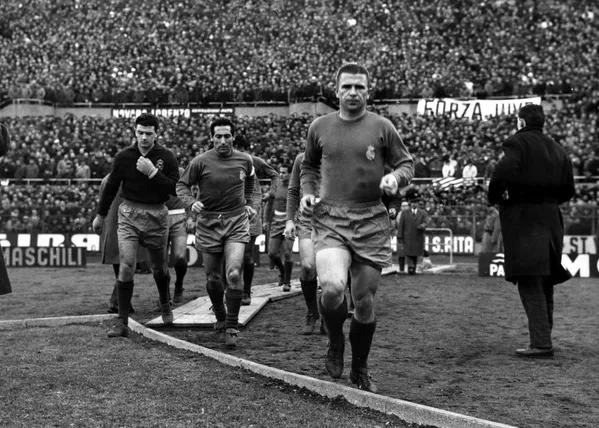 El noveno puesto es para Ferenc Puskás (1927 - 2006), futbolista húngaro y español, delantero, líder de la legendaria selección nacional húngara de los años 50. También jugó en el Real Madrid. Apareció constantemente en varios rankings de fútbol y fue considerado uno de los mejores jugadores de todos los tiempos. - Sputnik Mundo