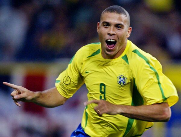 Completa la lista del top 10 otro famoso brasileño, Ronaldo, de 46 años, que fue uno de los jugadores más deseados del mundo. En 2020, formó parte del dream team del Balón de Oro, el mayor éxito de todos los tiempos, publicado por la revista France Football. Tras retirarse del deporte, continuó su labor como embajador de Buena Voluntad del Programa de las Naciones Unidas para el Desarrollo. - Sputnik Mundo