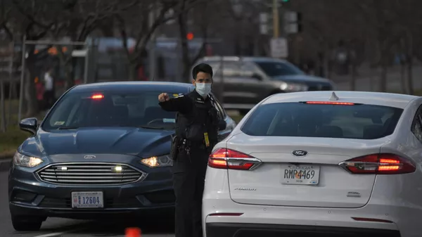 Un policía en Washington, EEUU - Sputnik Mundo