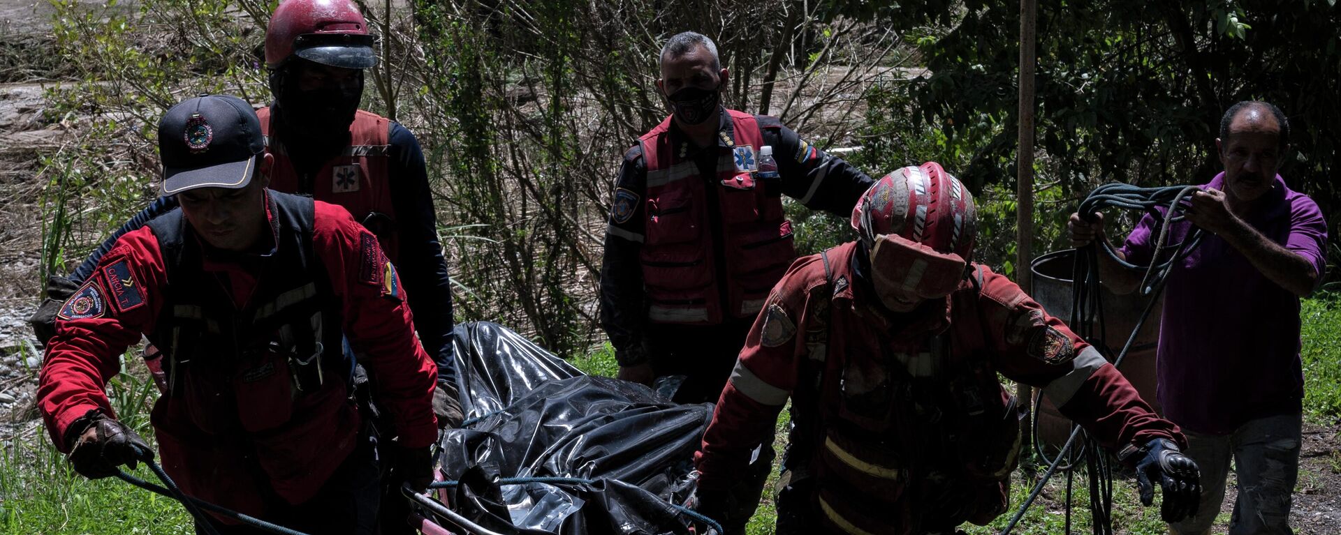 Rescatistas llevan a un hombre muerto hallado en la ribera del río Tuy días después de un derrumbe en la localidad venezolana de Las Tejerías - Sputnik Mundo, 1920, 12.10.2022