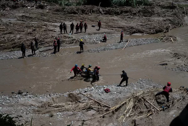 Las autoridades advirtieron que el número de muertos posiblemente aumente a medida que los equipos de rescate que limpian los escombros y el barro de las calles de la ciudad se desplacen aguas abajo del río Tuy, que fluye a 2 km de la ciudad. Las autoridades advirtieron que el número de muertos posiblemente aumente a medida que los equipos de rescate que limpian los escombros y el barro de las calles de la ciudad se desplacen aguas abajo del río Tuy, que fluye a 2 km de la ciudad. - Sputnik Mundo