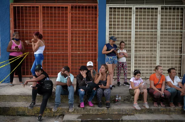 Maduro prometió que las autoridades venezolanas reconstruirán todas las casas afectadas por la inundación y el derrumbe. El Gobierno también organizará el reasentamiento de todos los residentes que perdieron sus hogares.En la foto: residentes locales están esperando noticias de sus familiares desaparecidos frente al centro de salud en Las Tejerías. Maduro prometió que las autoridades venezolanas reconstruirán todas las casas afectadas por la inundación y el derrumbe. El Gobierno también organizará el reasentamiento de todos los residentes que perdieron sus hogares.En la foto: residentes locales están esperando noticias de sus familiares desaparecidos frente al centro de salud en Las Tejerías. - Sputnik Mundo