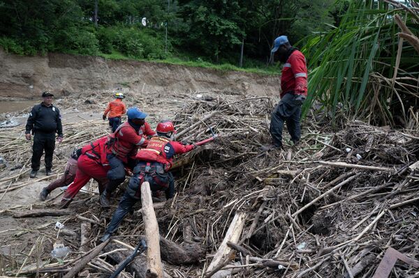 La población local también se unió a la operación de rescate. - Sputnik Mundo