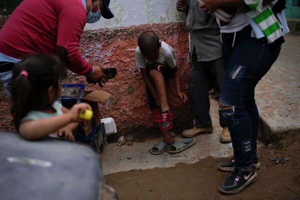 El 8 de octubre, las fuertes lluvias provocaron el desbordamiento de cinco ríos de montaña en el estado de Aragua, en el norte de Venezuela, causando inundaciones y un enorme desprendimiento de tierra que arrasó en segundos la localidad de Las Tejerías, causando numerosos muertos y destrozos. El 9 de octubre, el presidente venezolano, Nicolás Maduro, declaró tres días de luto por los fallecidos. - Sputnik Mundo