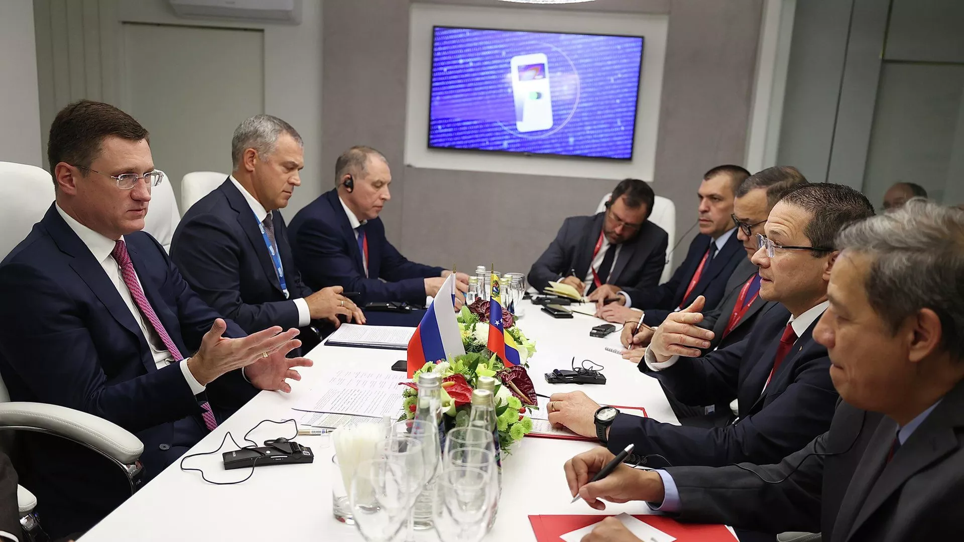 El canciller de Venezuela, Carlos Faría, y el vicepresidente del Gobierno de la Federación de Rusia, Alexandr Nóvak, durante un encuentro en Moscú El canciller de Venezuela, Carlos Faría, y el vicepresidente del Gobierno de la Federación de Rusia, Alexandr Nóvak, durante un encuentro en Moscú - Sputnik Mundo, 1920, 13.10.2022