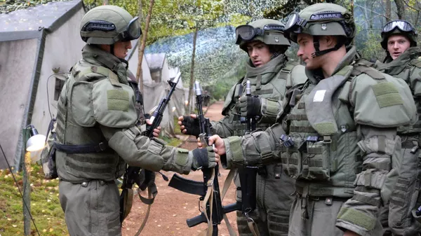 Militares rusos durante los ejercicios conjuntos de las Fuerzas Armadas rusas y bielorrusas  - Sputnik Mundo