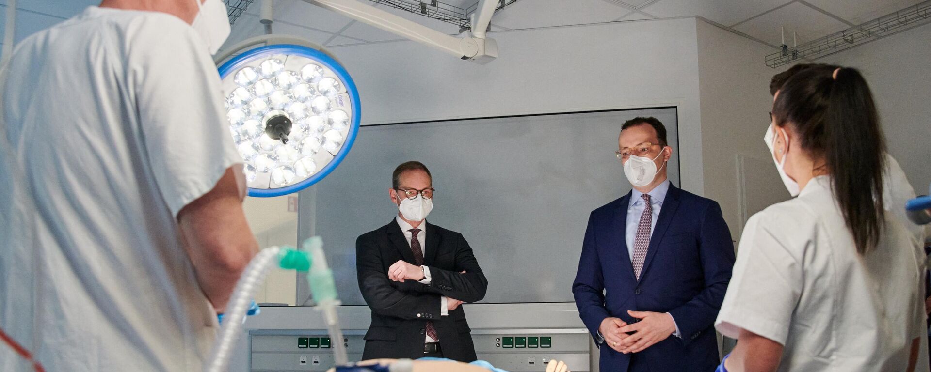 Funcionarios alemanes durante una charla con paramédicos en un hospital de emergencias en Berlín. - Sputnik Mundo, 1920, 17.10.2022