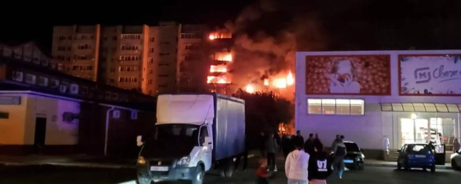 Un caza ruso Su-34 se estrella contra un edificio residencial en la ciudad de Yeisk - Sputnik Mundo, 1920, 17.10.2022