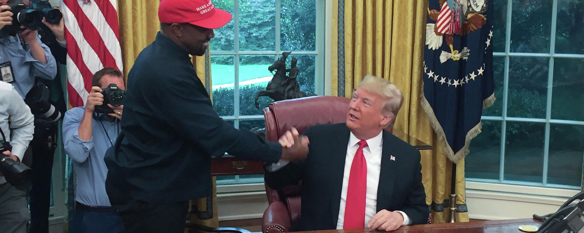 El expresidente de EEUU, Donald Trump, es visitado por el rapero Kanye West en octubre de 2018, en la Casa Blanca - Sputnik Mundo, 1920, 18.10.2022