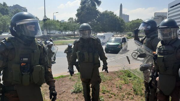 Carabineros de Chile retiran a la prensa en Plaza Dignidad - Sputnik Mundo