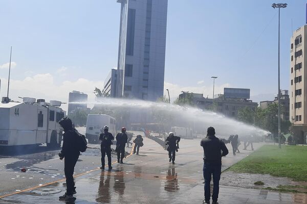 Represión de Carabineros de Chile en la Plaza Dignidad - Sputnik Mundo