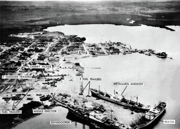 El 27 de octubre la actividad de los pilotos norteamericanos se incrementó, vigilaban la costa cubana cada hora.En la foto: Puerto de Mariel en la costa oeste de Cuba con barcos soviéticos amarrados, noviembre de 1962. - Sputnik Mundo