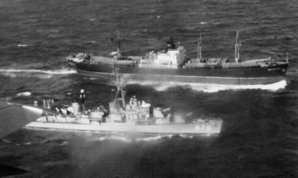 Los dirigentes soviéticos consideraban que la presencia de barcos estadounidenses cerca de Cuba era &quot;piratería&quot;.En la foto: un destructor estadounidense bloquea un barco soviético procedente de un puerto cubano, noviembre de 1962. - Sputnik Mundo