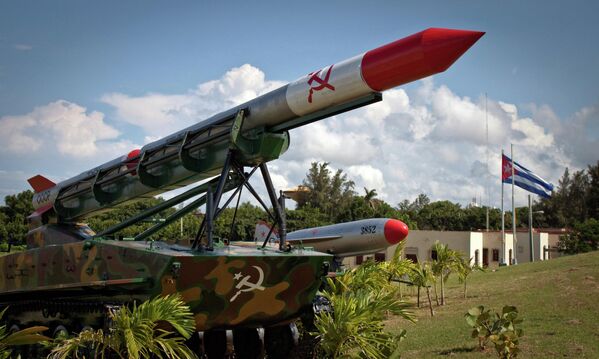 Los acontecimientos de octubre de 1962 se conocen en la historia como la Crisis de los Misiles de Cuba. Durante 15 días, el mundo estuvo al borde de la guerra nuclear después de que los estadounidenses se enteraran del despliegue de misiles soviéticos en Cuba como respuesta a la instalación de misiles balísticos estadounidenses en Turquía.En la foto: uno de los misiles soviéticos expuestos en La Habana. - Sputnik Mundo