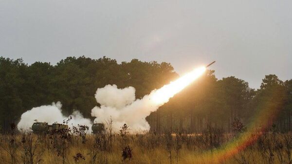 El sistema de lanzamisiles múltiples HIMARS - Sputnik Mundo