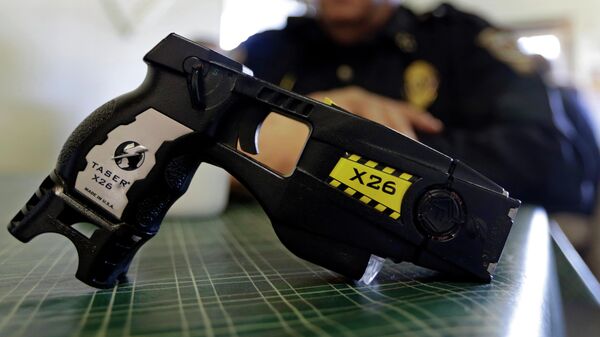 Una pistola Taser modelo X-26, fabricada por la compañía estadounidense Axon - Sputnik Mundo