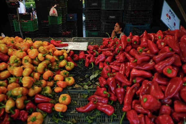 Una mujer vende pimientos del piquillo en Puente La Reina, en el norte de España. - Sputnik Mundo