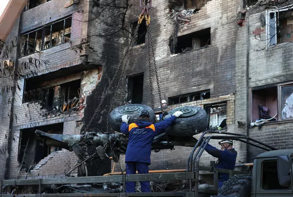 Empleados del Ministerio de Situaciones de Emergencia guardan en la parte trasera de un camión los restos de un avión militar Su-34 que se estrelló en el patio de un edificio de apartamentos en la ciudad de Yeisk, en la costa del mar de Azov, en la región rusa de Krasnodar. En el accidente murieron 15 personas y resultaron heridos más de 40 ocupantes del edificio. - Sputnik Mundo