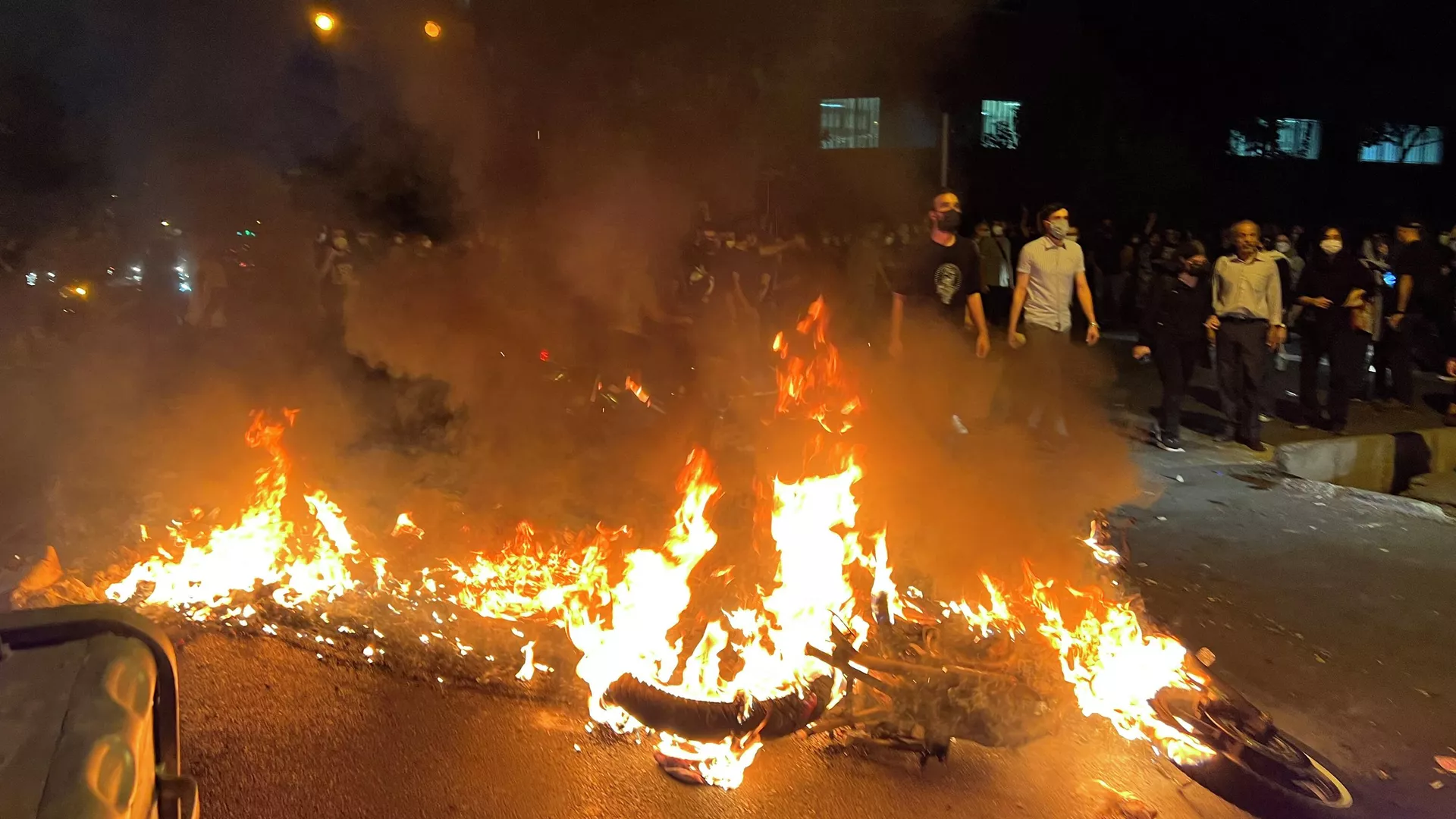 Los manifestantes en Irán durante la protesta por Mahsa Amini